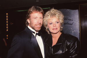 Chuck Norris com a sua primeira esposa, Dianne Holechek