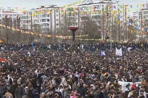 Milhares celebram o Ano Novo curdo nas ruas de Diyarbakir