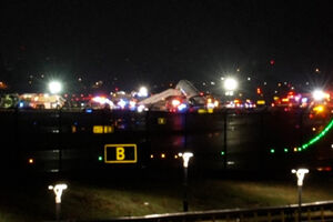 Colisão entre avião da Air Canada e veículo dos bombeiros no aeroporto de Nova Iorque faz dois mortos