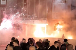 Manifestantes lançam cocktails molotov e fogo-de-artifício durante protestos contra o governo na Albânia