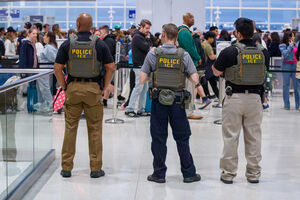 ICE patrulha o Aeroporto Internacional Louis Armstrong