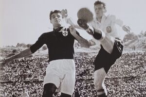 Félix disputa a bola no Portugal-Espanha de 1950. A primeira viagem da seleção ao Brasil aconteceu em 1957, com duas derrotas 