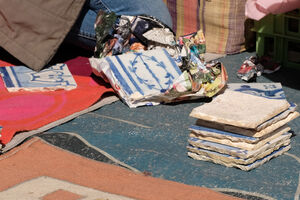 Na Feira da Ladra, não faltam bancas improvisadas com azulejos históricos à venda