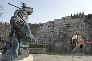 Escultura em frente à muralha medieval de Valença, no Alto Minho