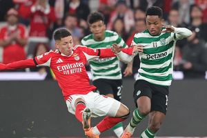 Prestianni e Geny Catamo durante o Benfica-Sporting