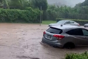 Imagens mostram estradas alagadas após chuvas intensas no Havai  