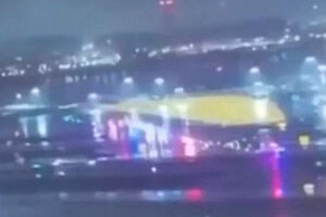 O momento antes da colisão entre o avião da Air Canada e um veículo de bombeiros em Nova Iorque    