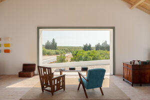 Interior moderno em Tavira com vista para a paisagem algarvia e herança islâmica