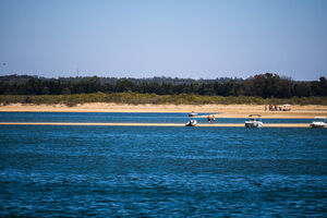 Pessoas aproveitam dia de sol entre barcos na fronteira de Portugal e Espanha