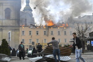 Remoção de destroços em Lviv após ataque de drone russo