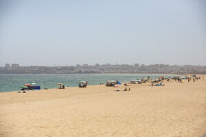 Praia no Algarve atrai turistas ingleses devido a conflitos no Médio Oriente.

