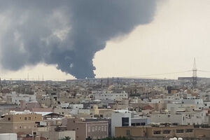 Coluna de fumo vista na Cidade do Kuwait após ataque de drones iranianos a aeroporto