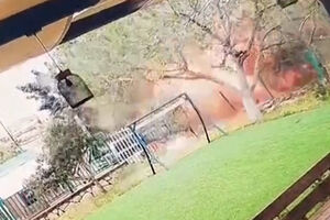 Imagens de videovigilância captam explosão em quintal após míssil iraniano ser intercetado sobre a Cisjordânia