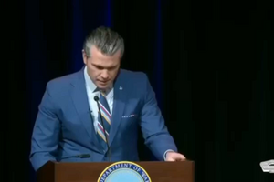 Pete Hegseth reza para que “cada bala encontre o seu alvo contra os inimigos da justiça” no Médio Oriente 