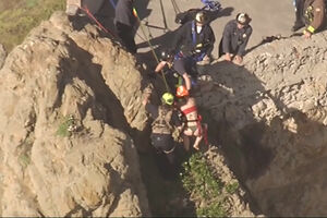 Bombeiros resgaram mulher que ficou presa nas rochas após cair de penhasco nos EUA