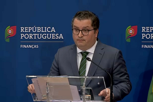 Ministro das Finanças admite défice orçamental em 2026