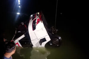 Autocarro despista-se e cai ao rio no Bangladesh. Há pelo menos 18 mortos