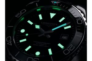 Detalhe do relógio Longines HydroConquest automático com indicação da data
