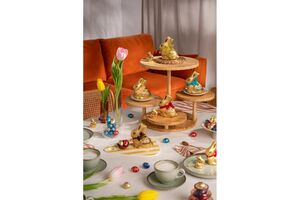 Mesa festiva com chocolates em forma de coelho e tulipas para celebrar a Páscoa