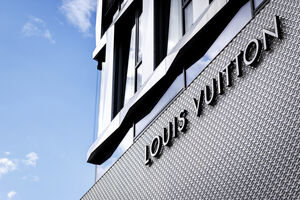 Grupo Louis Vuitton sob suspeita em Itália por promover cosméticos junto de menores