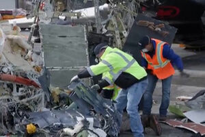 Imagens mostram destroços a ser removidos do aeroporto de LaGuardia após acidente entre camião dos bombeiros e avião 