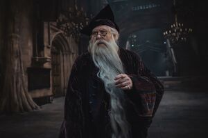 John Lithgow, como Albus Dumbledore
