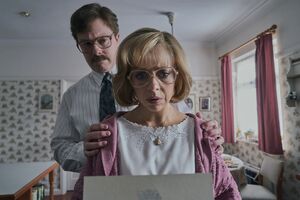 Bel Powlel, como Petunia Dursley; e Daniel Rigby, no papel de Vernon Dursley