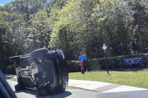 Land Rover do golfista tombou na via