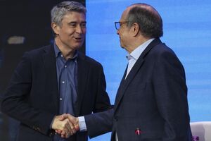 O secretário-geral do Partido Socialista, José Luís Carneiro com o presidente do partido, Carlos César