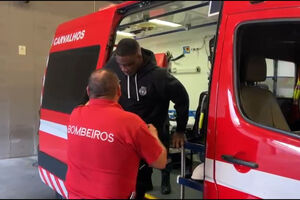 O momento em que Moga recebe assistência na ambulância no Dragão Arena