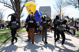Protesto "No Kings" em Washington faz alusão aos agentes do ICE
