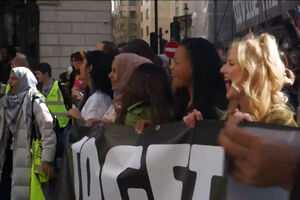 Imagens mostram protesto contra a extrema-direita em Londres