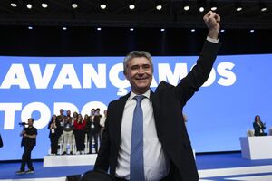 José Luís Carneiro propõe Simplex para empresas e estratégia para habitação em dez anos