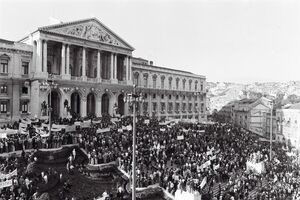 O cerco à Constituinte, a 12 de novembro de 1975, interrompeu os trabalhos mas não os travou
