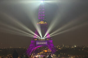 A Torre Eiffel iluminou-se após o anuncio da cantora