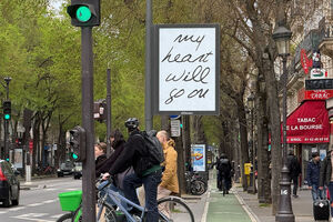 Começaram a aparecer cartazes em Paris com o nome das canções de Céline Dion