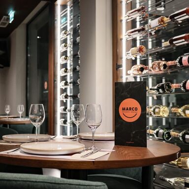 Restaurante Marco em Corroios: mesa pronta para petiscos e momentos felizes