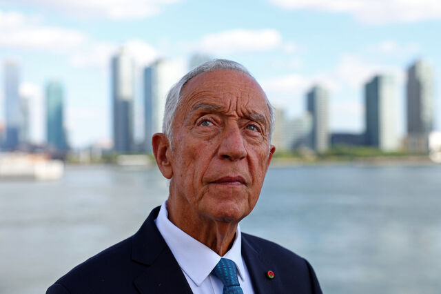 Retrato de Marcelo Rebelo de Sousa com um fato e gravata azul