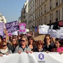 Gisèle Pelicot juntou-se a milhares de pessoas na marcha parisiense do Dia Internacional da Mulher 