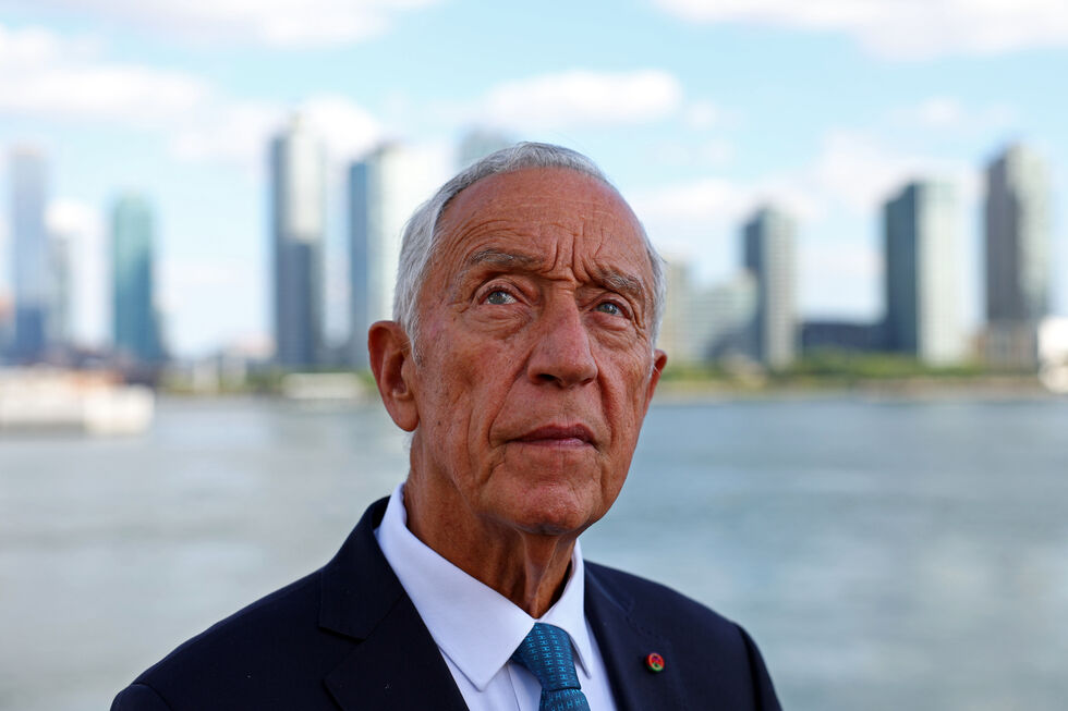 Retrato de Marcelo Rebelo de Sousa com um fato e gravata azul