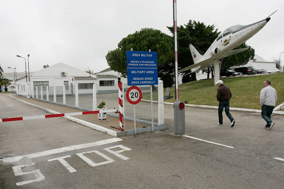 Voo militar com 39 passageiros, incluindo 24 portugueses, aterra no Aeroporto de Figo Maduro