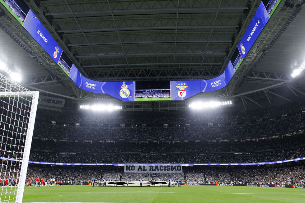 Mensagem contra o racismo no estádio Santiago Bernabéu durante o Real Madrid-Benfica