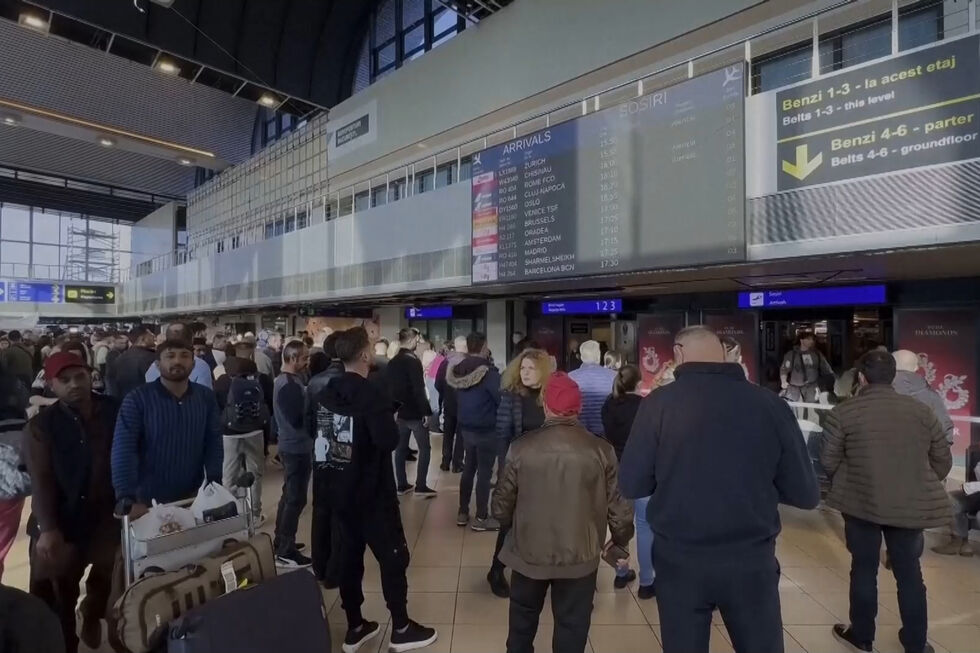 Dezenas de crianças romenas regressam a Bucareste após repatriamento do Médio Oriente