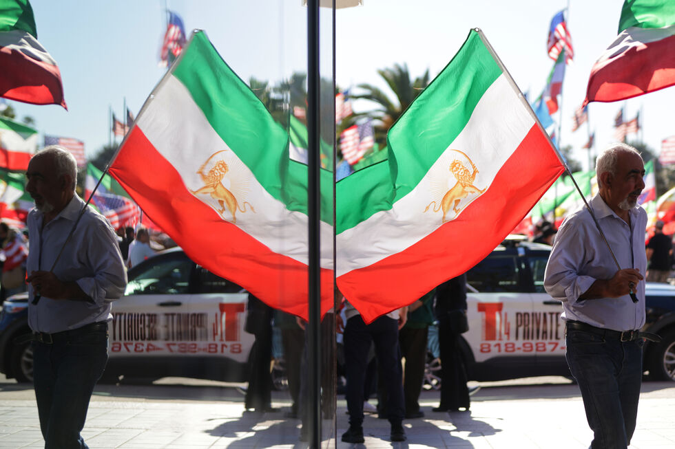 Irão escolhe sucessor para Khamenei 