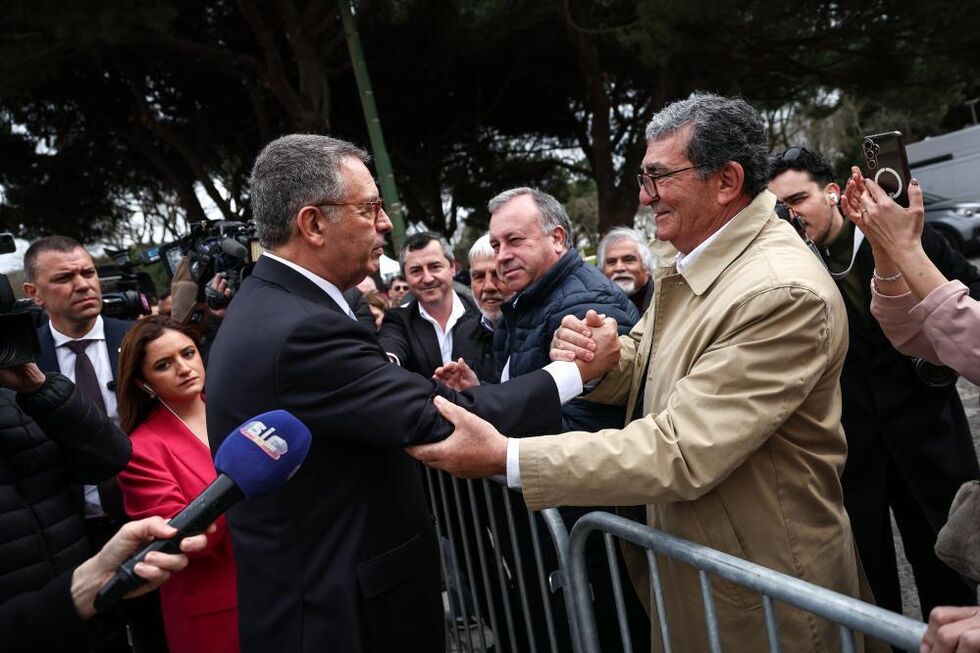 O Presidente da República cumprimenta populares à entrada do Palácio de Belém