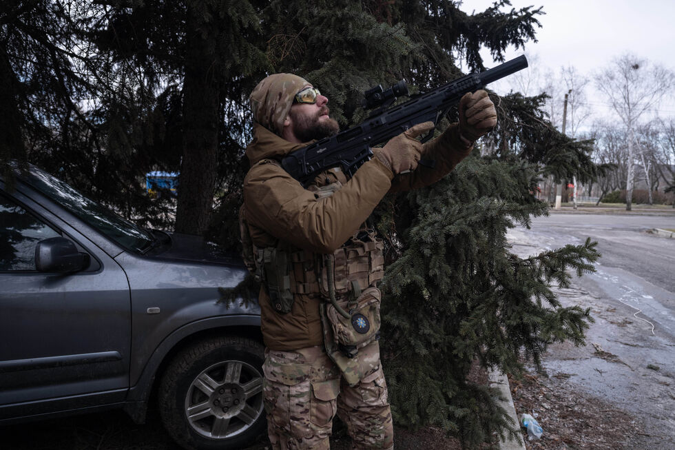 Soldado ucraniano aponta a um drone 