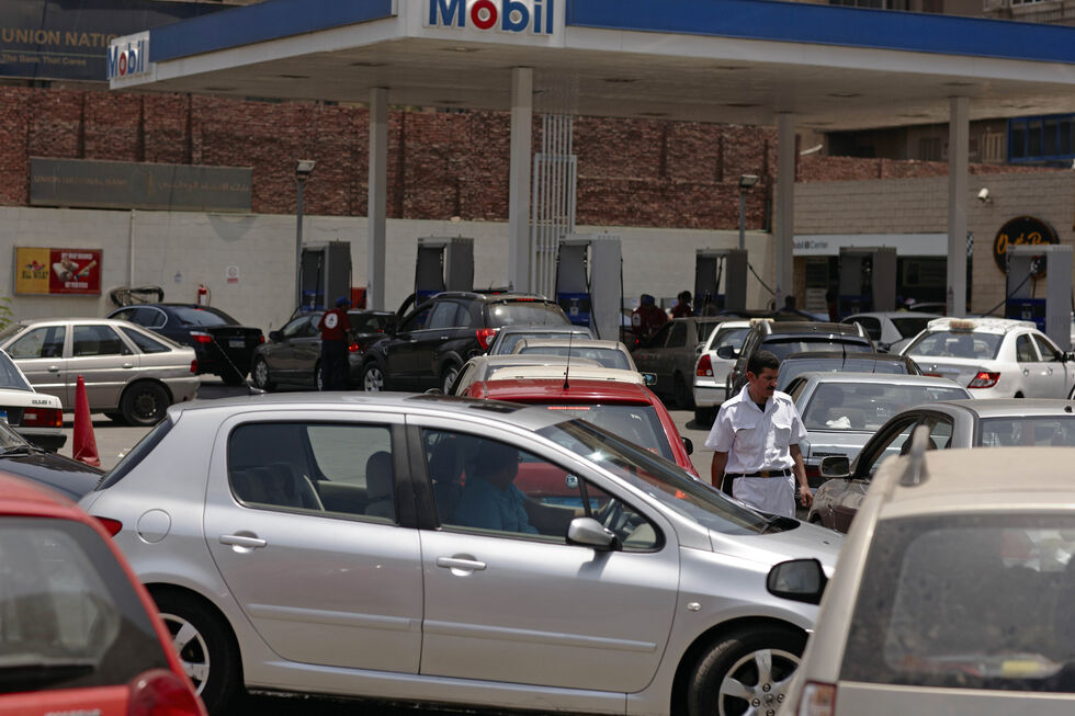 Carros aguardam para abastecer num posto de gasolina da Mobildurante escassez de combustível no Egito
