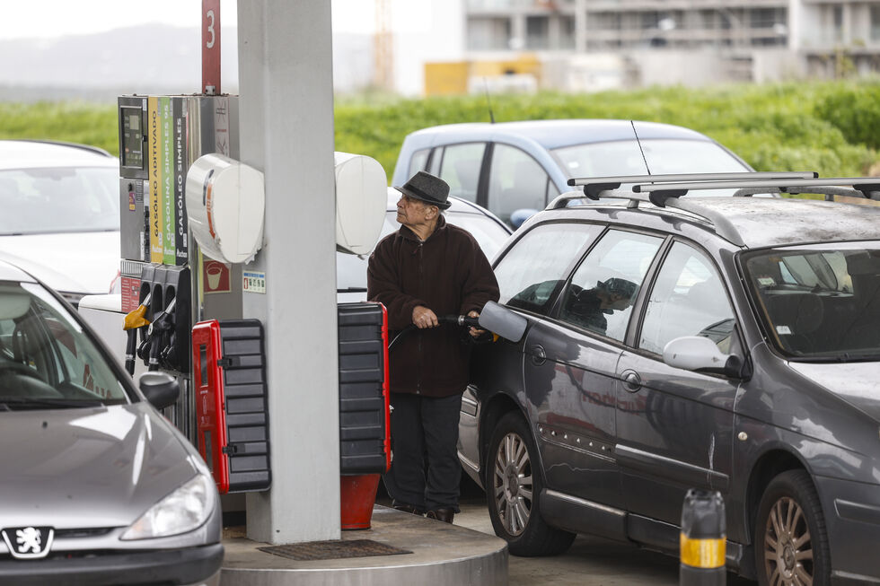 Condutor abastece a sua viatura num posto de combustíveis