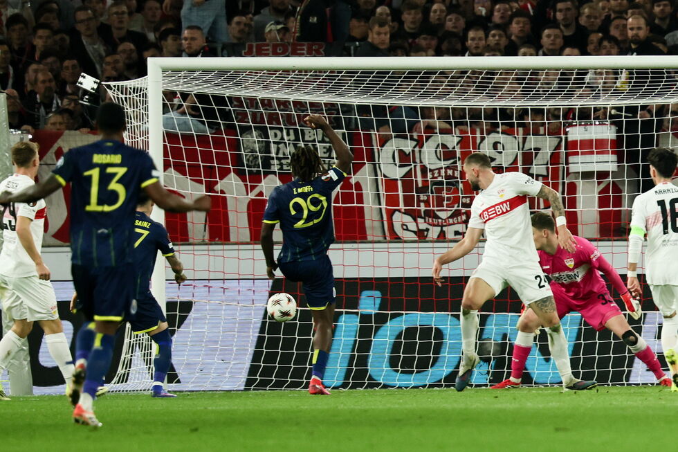 Futebolistas em campo durante um jogo