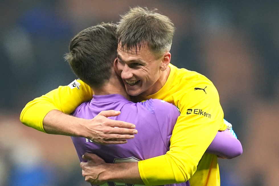 Odin Bjortuft abraça companheiro de equipa após o final do jogo